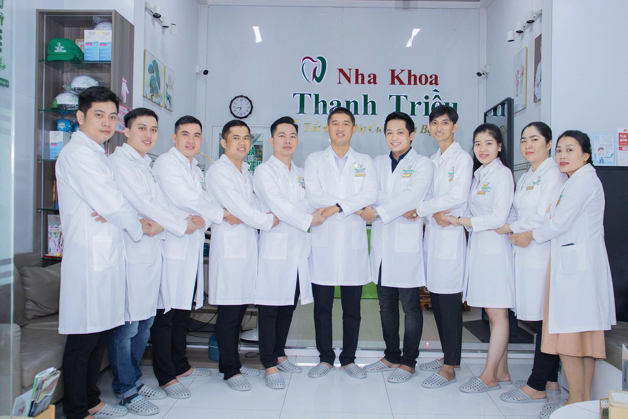 Đội ngũ bác sĩ và nhân viên Nha khoa Bác sĩ Triều tại phòng khám ở Vĩnh Long