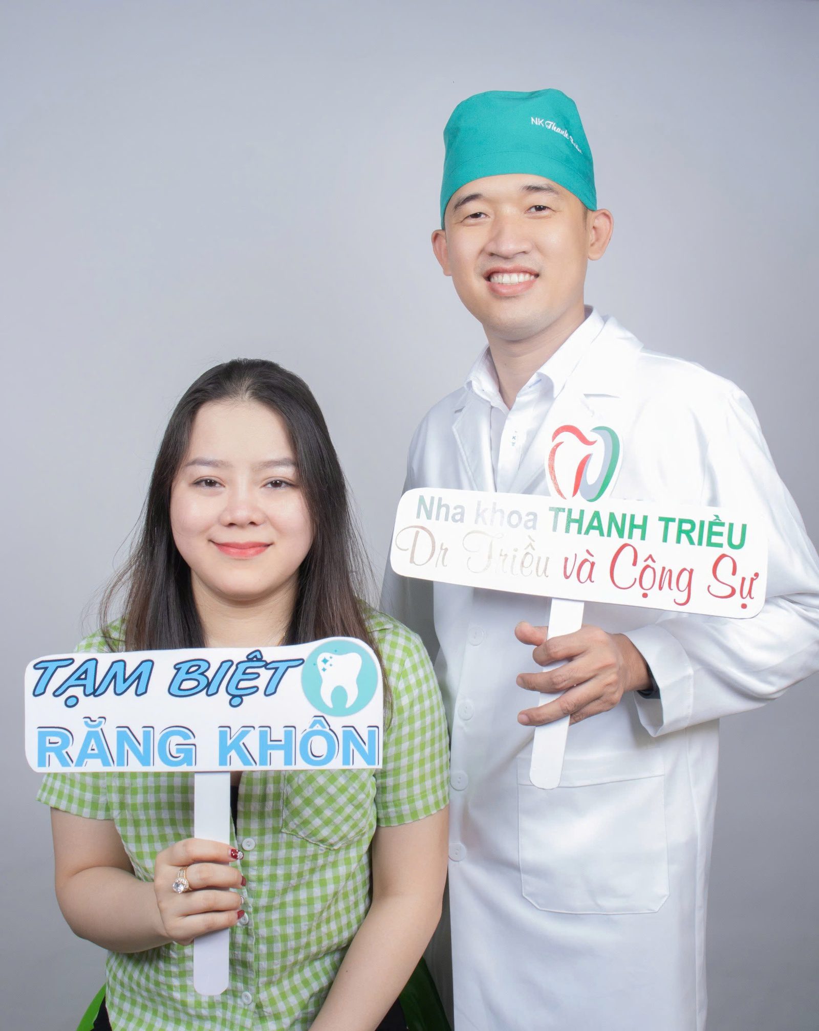 Bác sĩ Bùi Thanh Triều tại Nha khoa Thanh Triều Vĩnh Long cùng khách hàng sau khi nhổ răng khôn