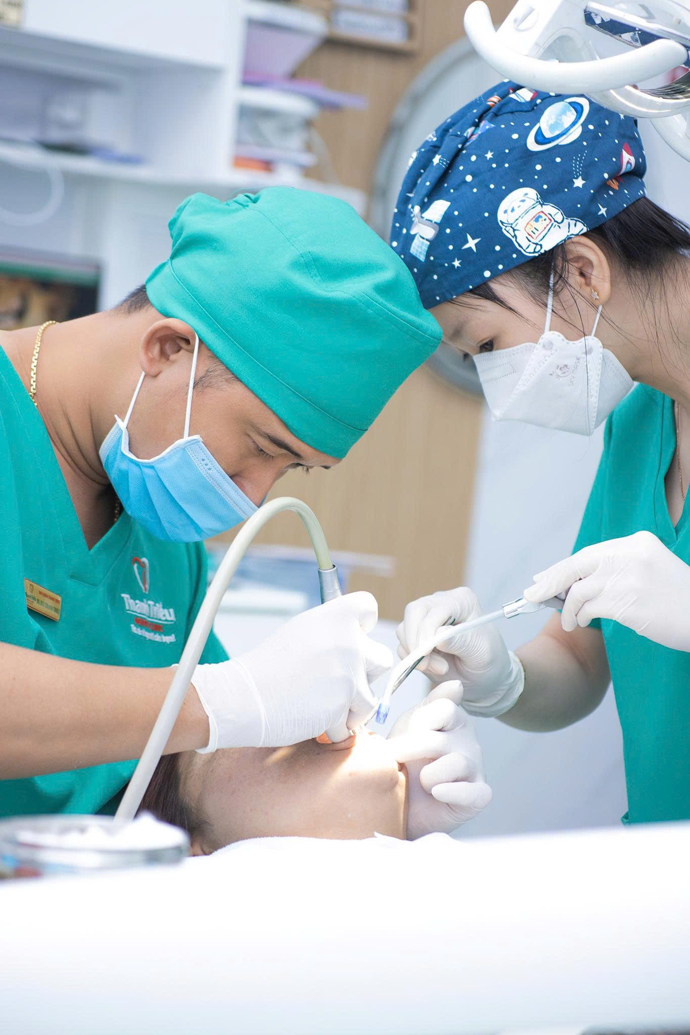 Bác sĩ Bùi Thanh Triều điều trị răng cho khách hàng tại Nha khoa Thanh Triều