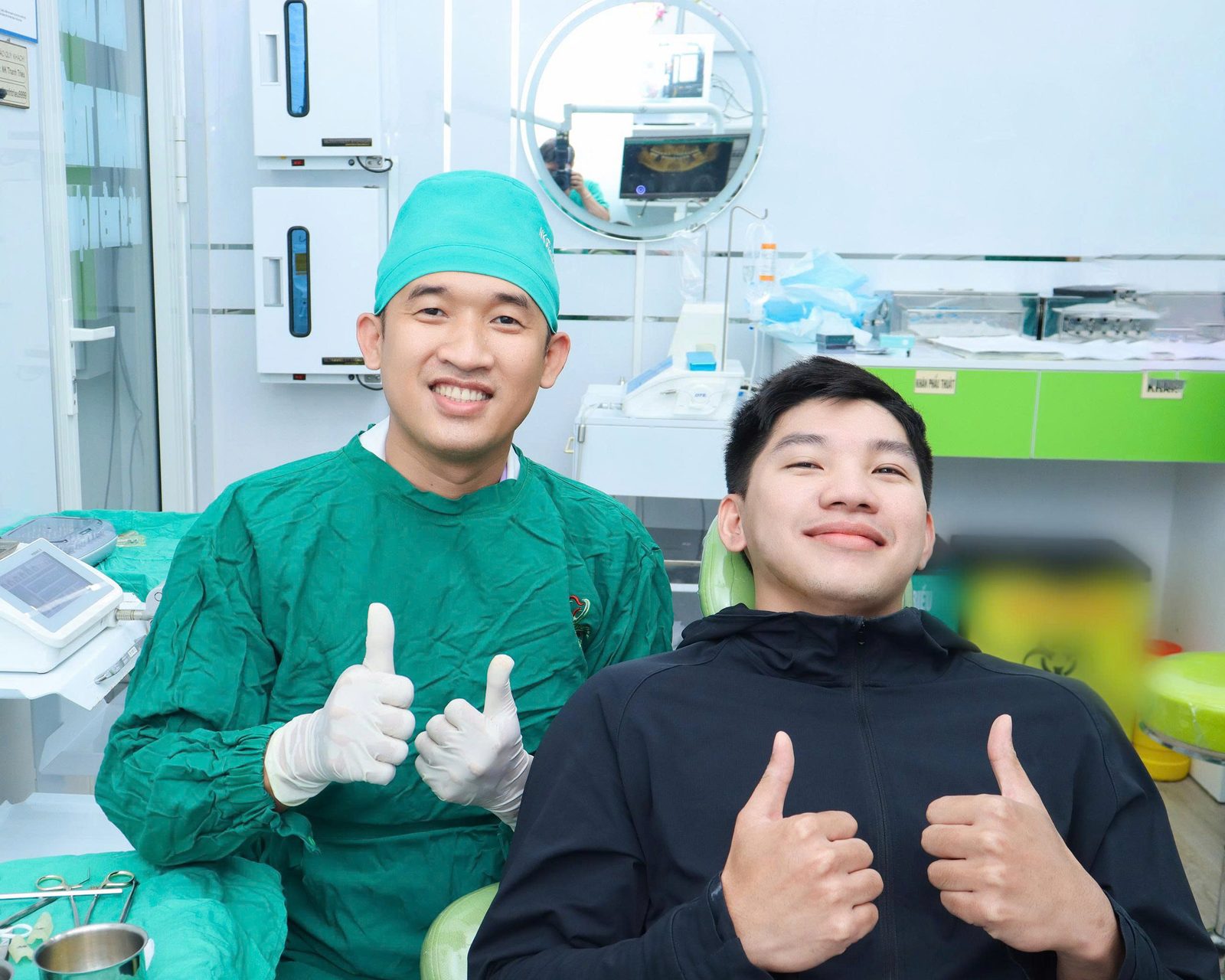 Khách hàng tự tin với nụ cười rạng rỡ tại Nha khoa Thanh Triều Vĩnh Long
