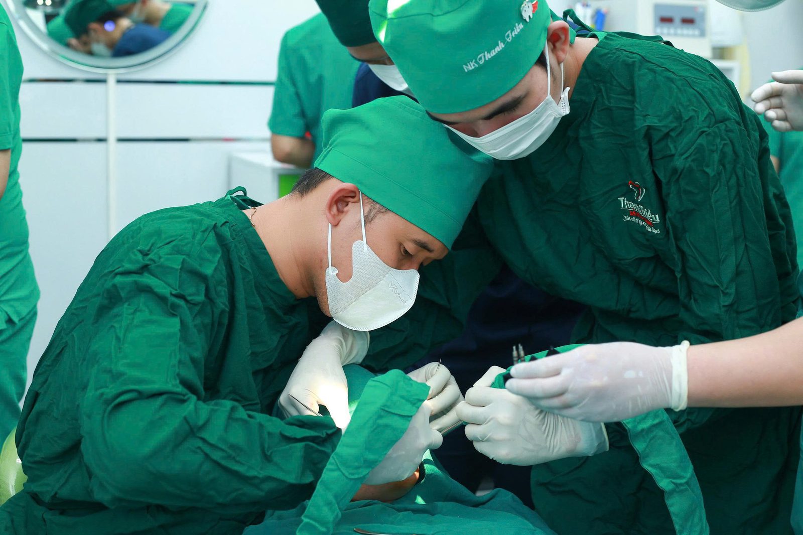 Bác sĩ Bùi Thanh Triều đặt trụ Implant cho khách hàng