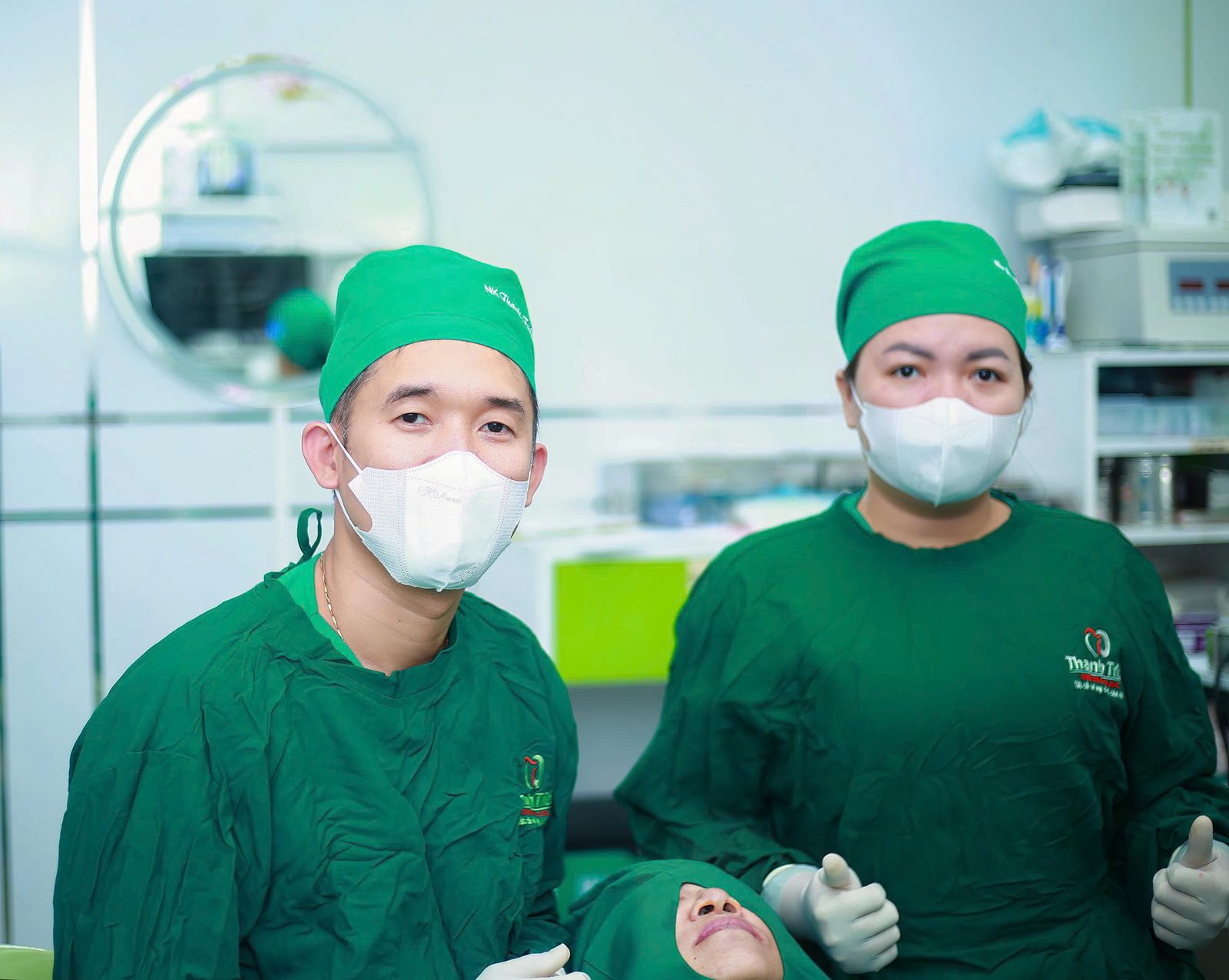 Ê-kíp cấy ghép Implant vô trùng tại Nha khoa Thanh Triều Vĩnh Long