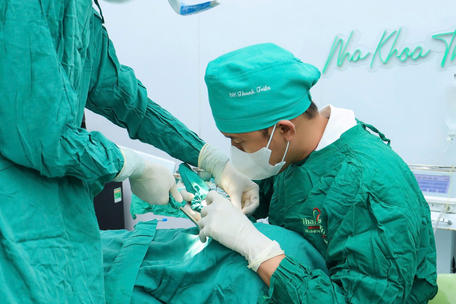 Bác sĩ Bùi Thanh Triều phẫu thuật cấy ghép Implant tại Nha khoa Thanh Triều
