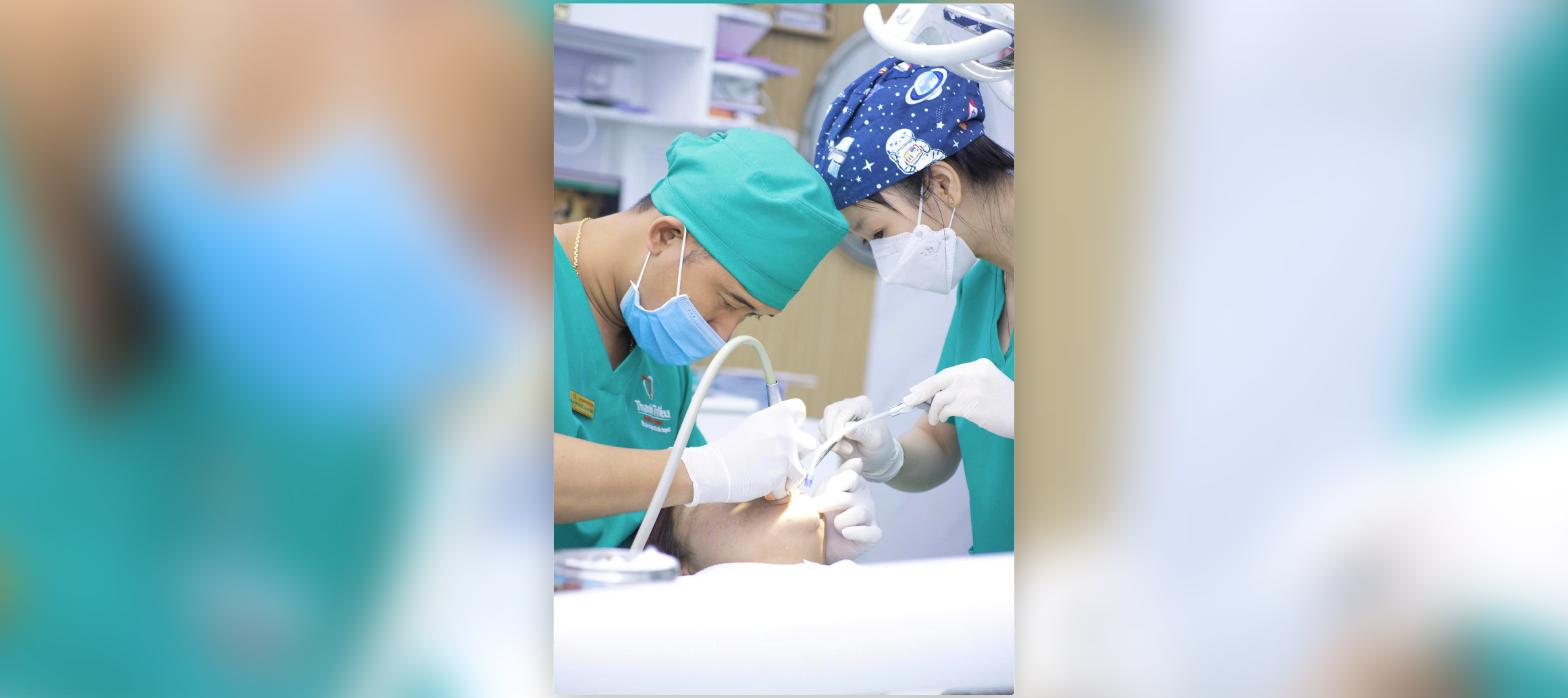 Bác sĩ Triều khám và điều trị sâu răng cho khách hàng tại Nha khoa Thanh Triều