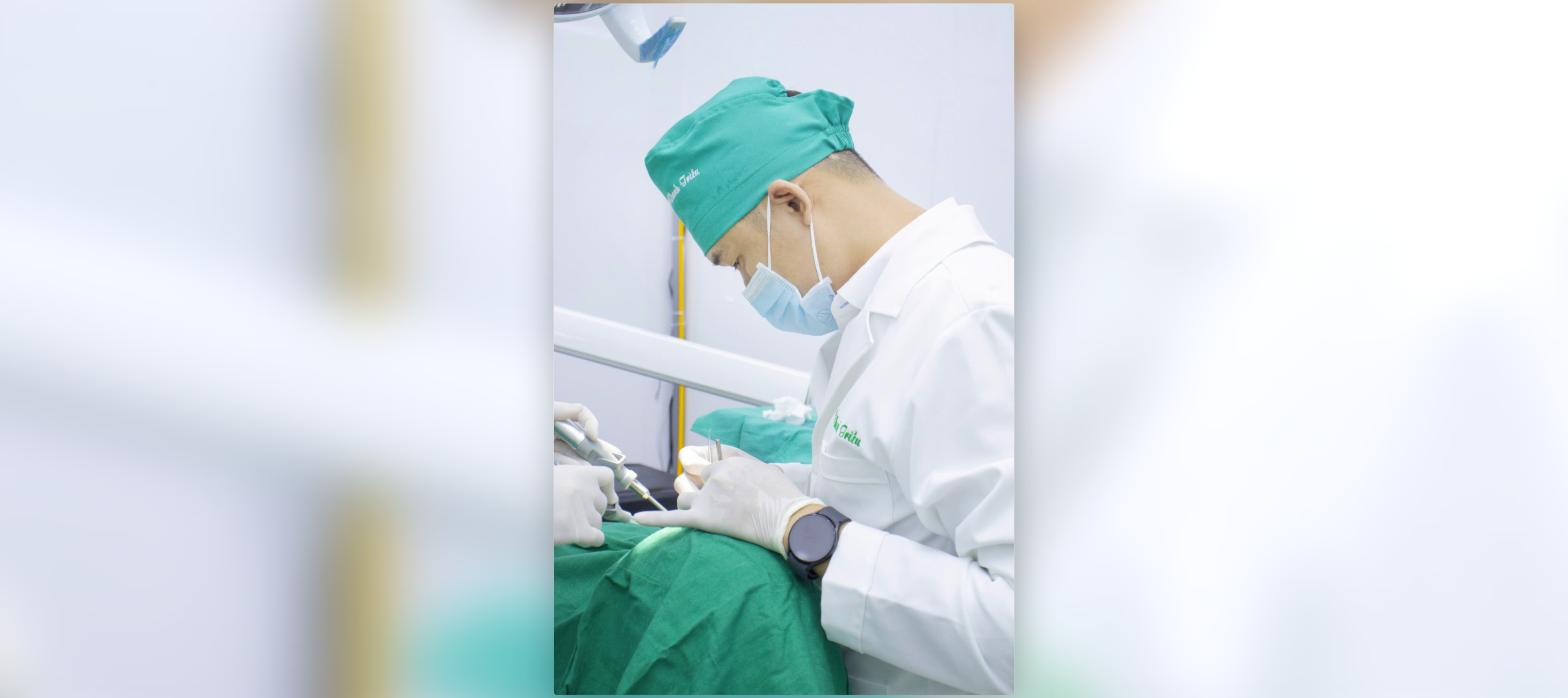 Bác sĩ Bùi Thanh Triều trực tiếp thực hiện cấy ghép Implant tại Nha khoa Thanh Triều