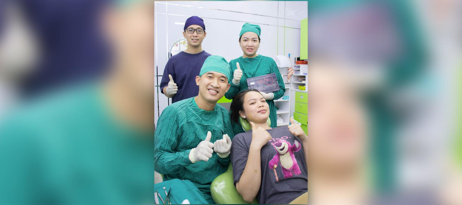 Bác sĩ Triều và ê-kíp cùng khách hàng sau khi trồng răng Implant tại Nha khoa Thanh Triều