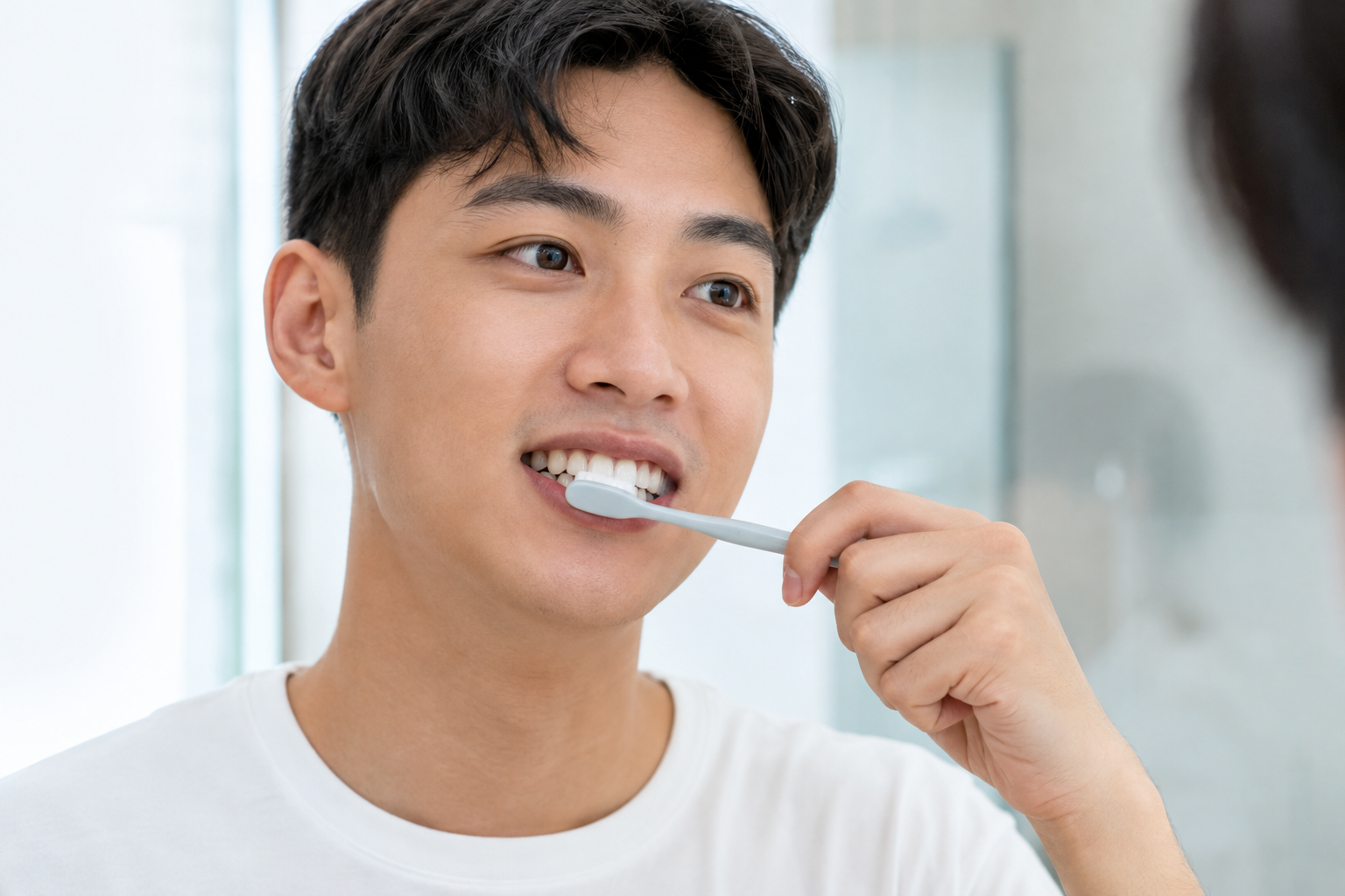 Chải răng nhẹ nhàng bằng bàn chải lông mềm cho răng nhạy cảm