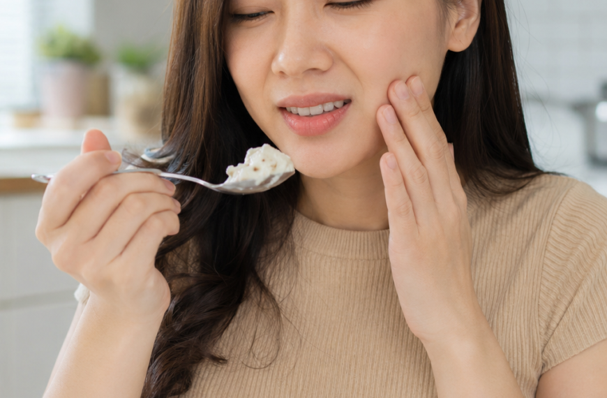 Người phụ nữ bị ê buốt răng khi ăn đồ lạnh