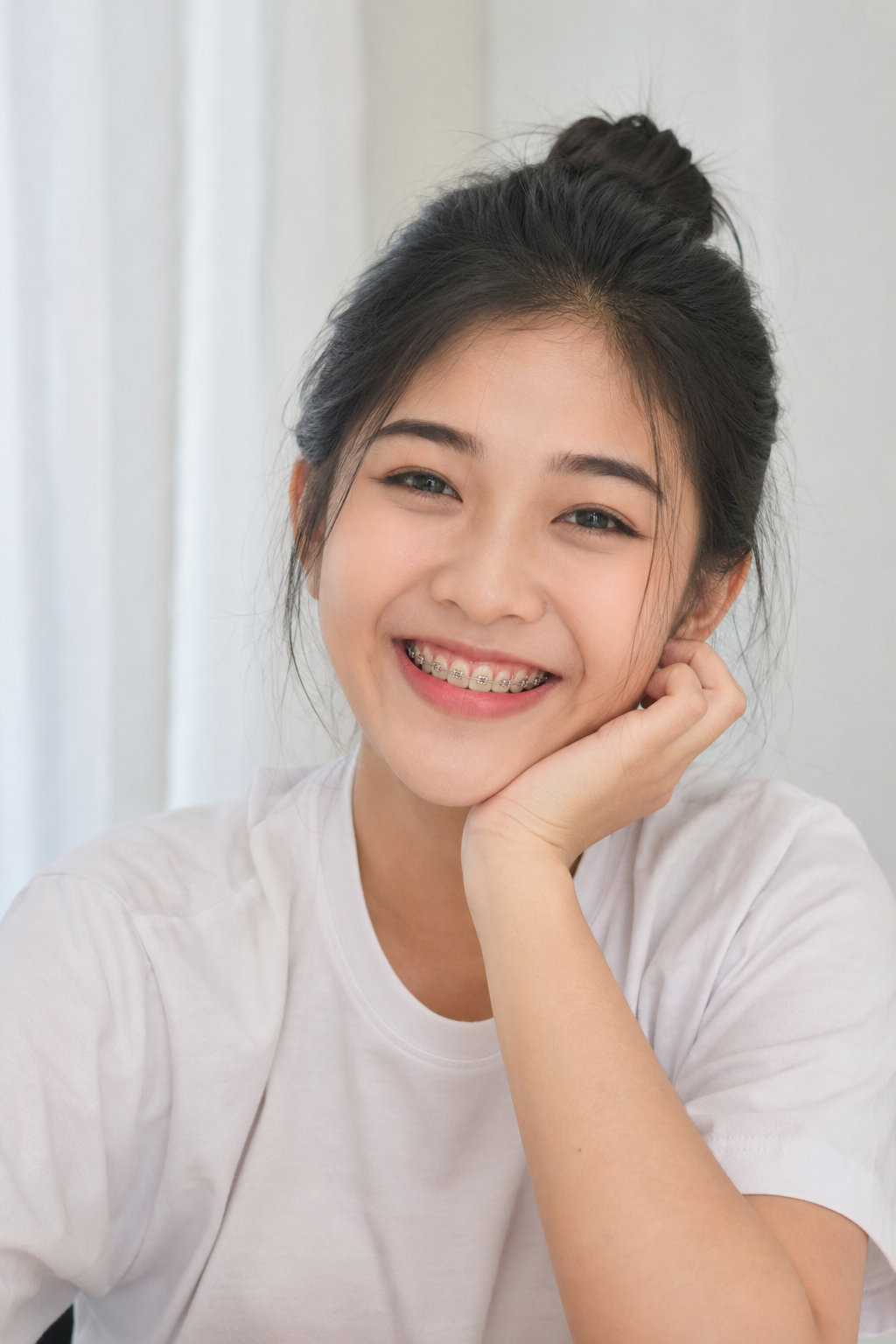 Cô gái trẻ mỉm cười tự tin với mắc cài niềng răng