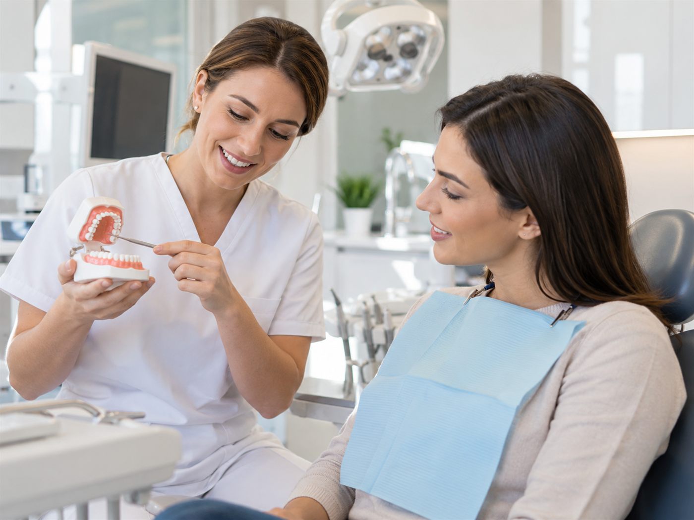 Bác sĩ nha khoa đang tư vấn cho khách về phương pháp làm trắng răng an toàn