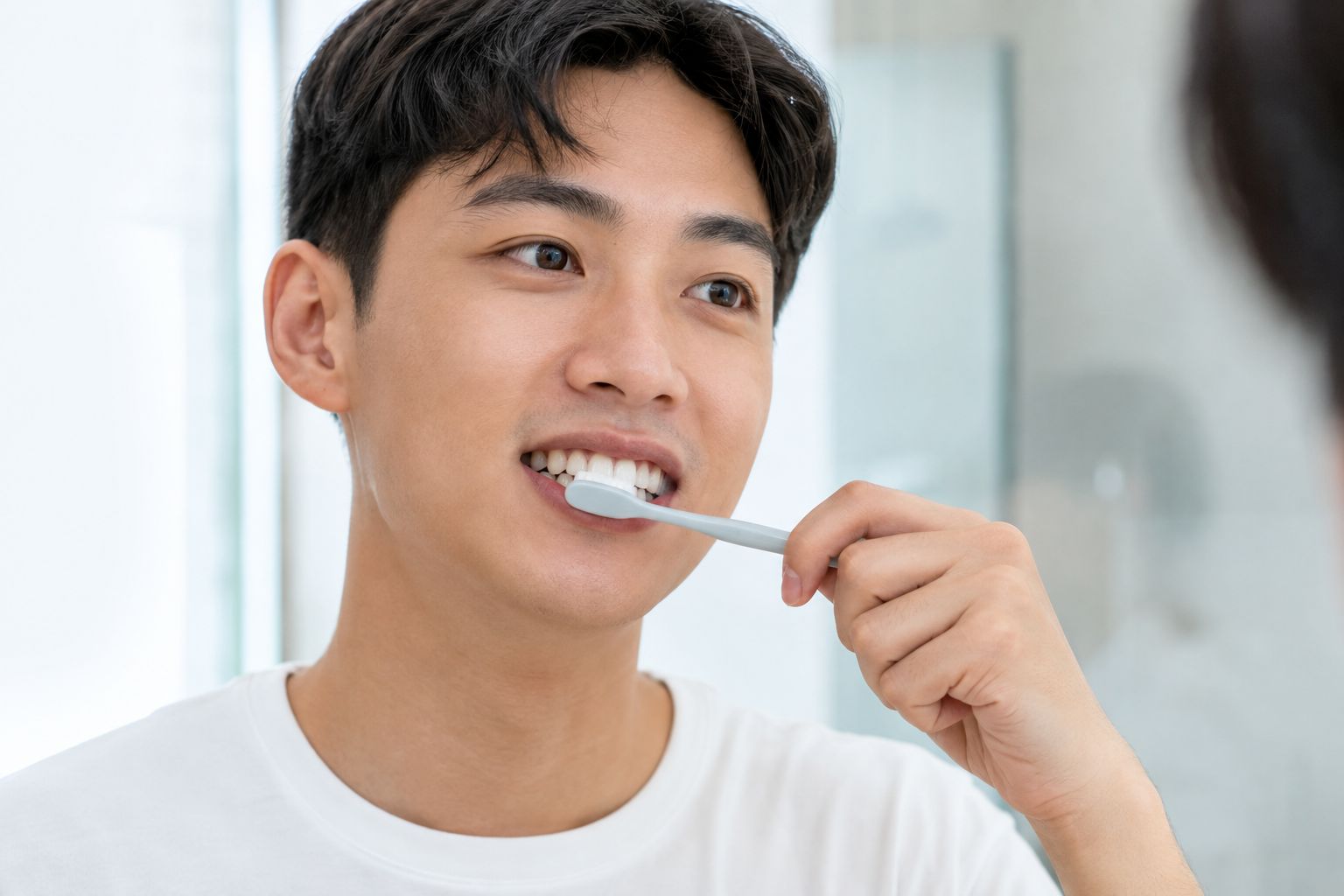 Chải răng nhẹ nhàng bằng bàn chải lông mềm cho răng nhạy cảm