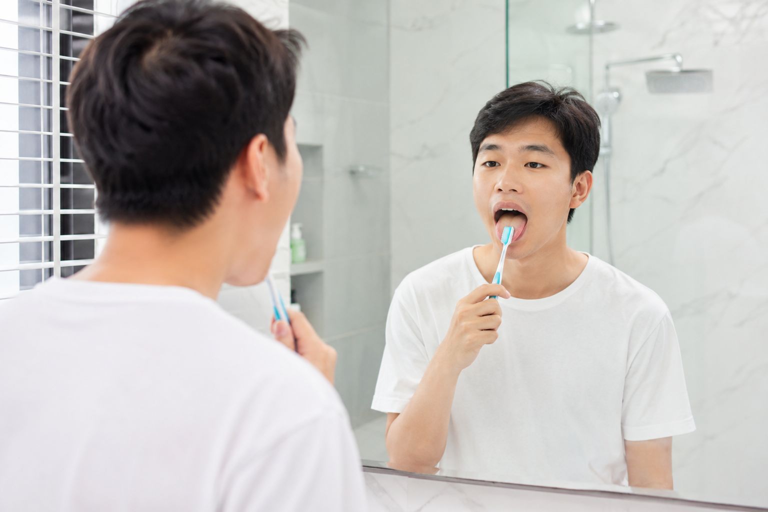 Chải răng và làm sạch lưỡi giúp giảm hôi miệng
