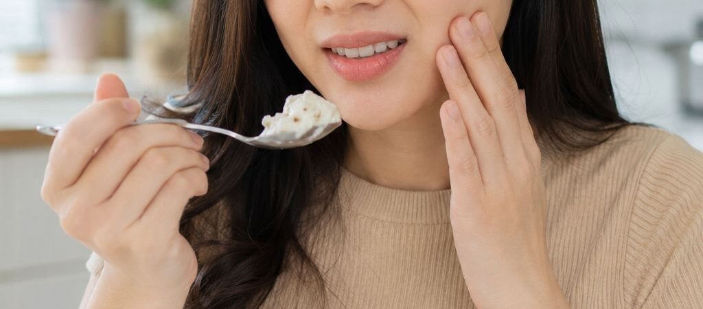Ê buốt răng khi ăn đồ nóng lạnh: Nguyên nhân & cách chữa