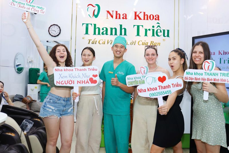 Khách hàng vui vẻ cùng ê-kíp Nha khoa Thanh Triều