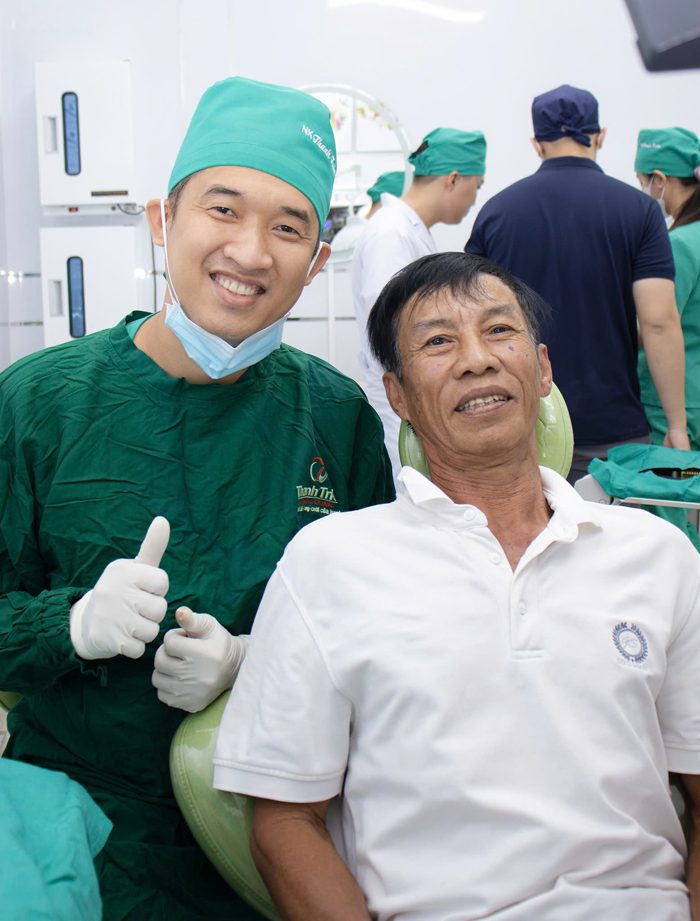 Bác sĩ Triều cùng khách hàng sau điều trị