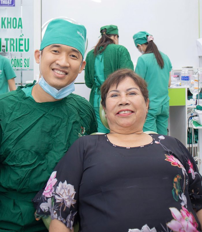 Khách hàng cười tươi cùng bác sĩ Triều