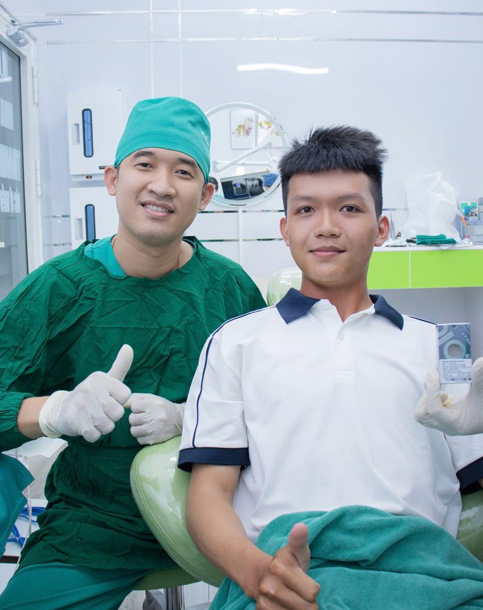 Khách hàng trẻ cùng ê-kíp Nha khoa Thanh Triều