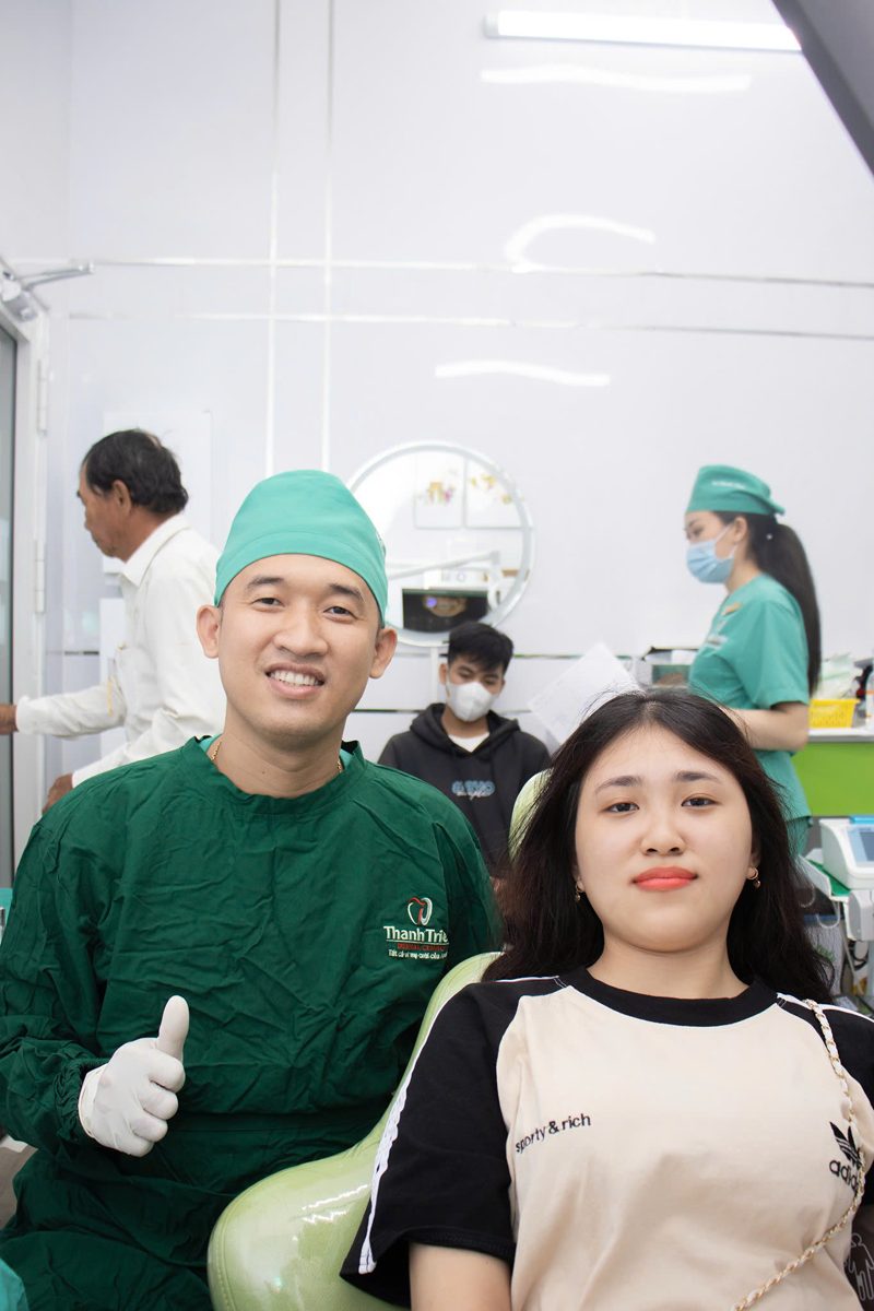 Bác sĩ Triều và khách hàng tại Nha khoa Thanh Triều